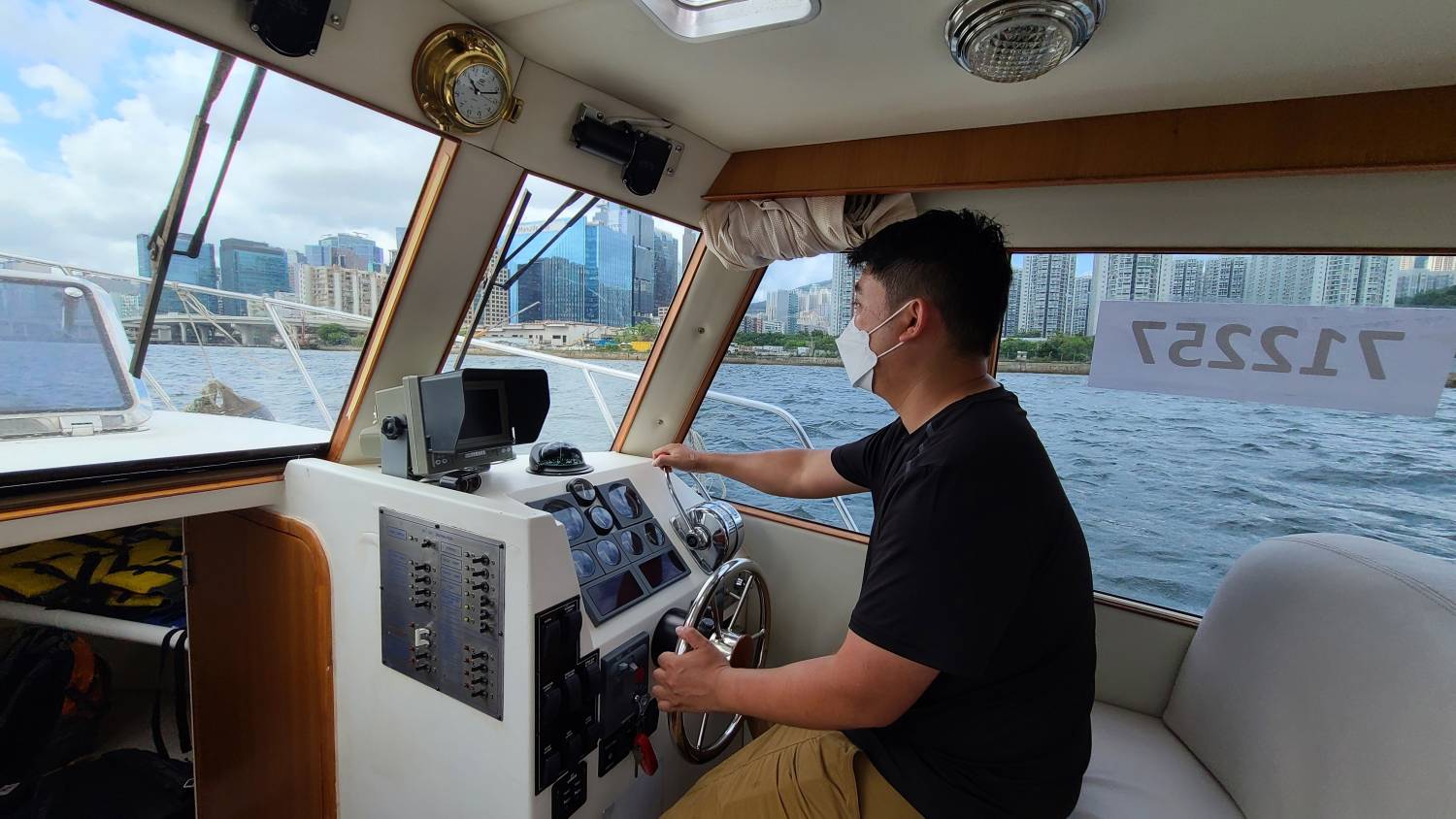 Twin diesel engine vessel controlling course (Chinese Language)