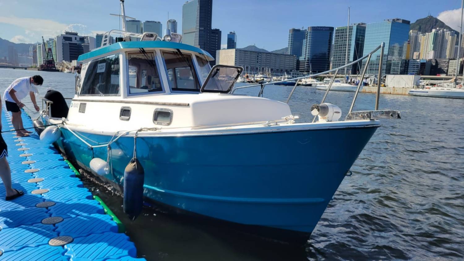 Twin diesel engine vessel controlling course (Chinese Language)