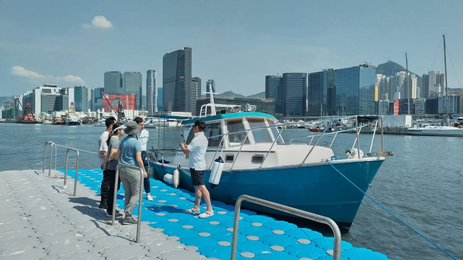 Twin diesel engine vessel controlling course (Chinese Language)