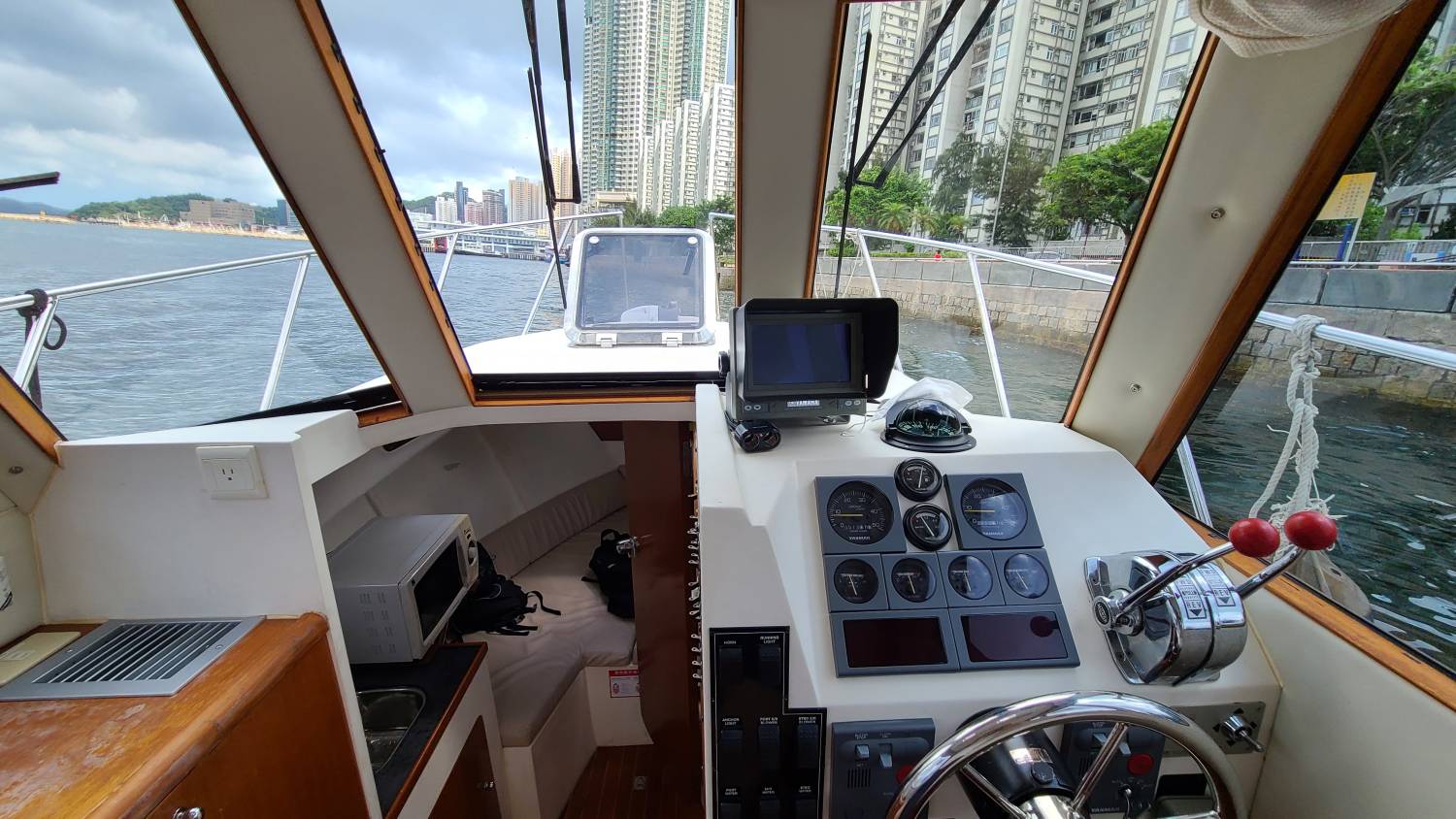 Twin diesel engine vessel controlling course (Chinese Language)